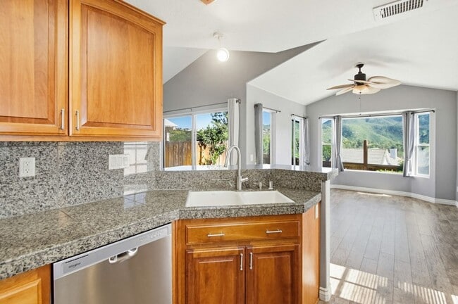 Building Photo - Beautifully Maintained 2 Bed / 2 Bath Home in Gated West Village Community