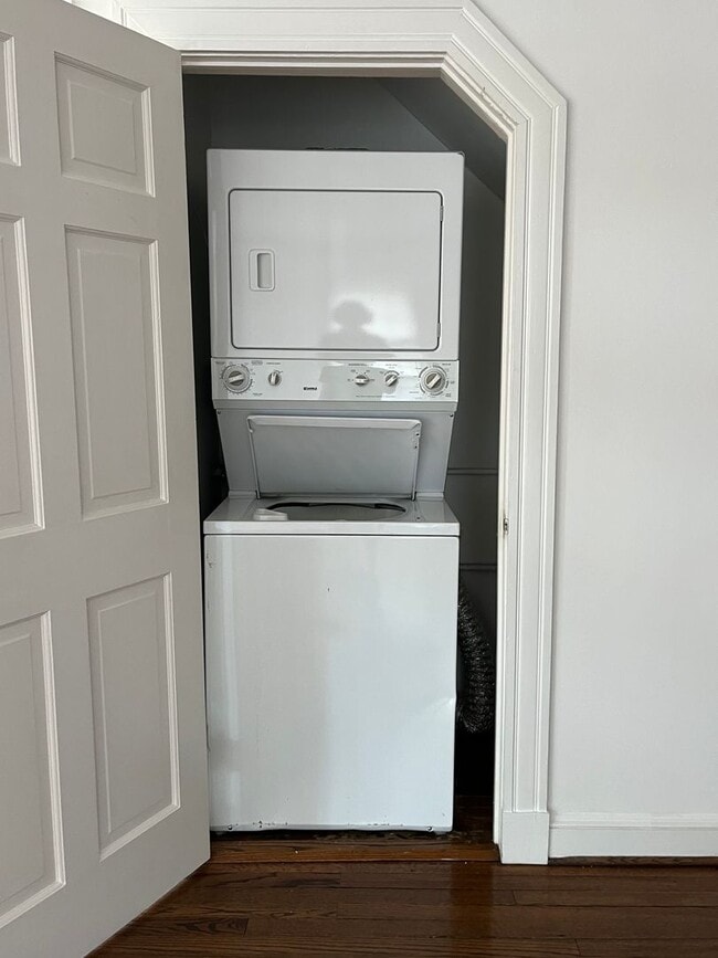 Building Photo - -- AVAILABLE SEPTEMBER 4TH -- 2 BR / 1 BA Beautiful Historic Carriage House on Monument Ave! Avai...