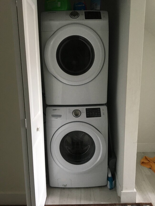 Building Photo - Miga Townhomes