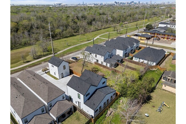 Building Photo - 9019 Comal St