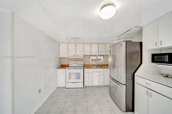 Building Photo - 346 Maple St