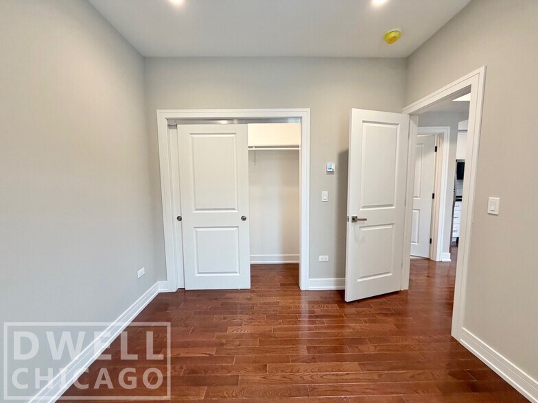 Building Photo - 1709 W Lunt Ave