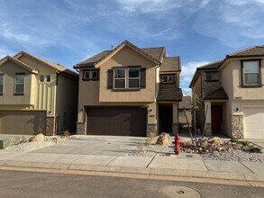 Building Photo - Modern Comfort Awaits – 4 Bed, 2.5 Bath To...