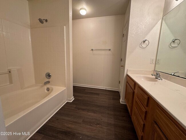 Building Photo - 604 Rainbow Dr
