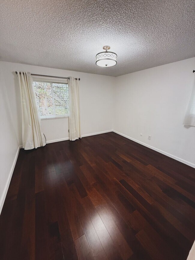 Building Photo - 1 Bed Condo in the heart of everything