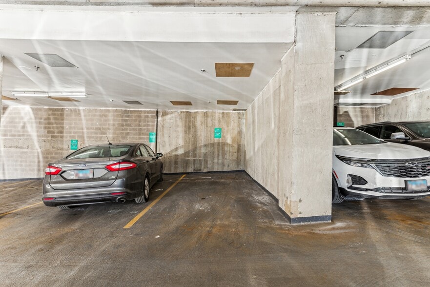 Building Photo - 33 W Delaware Pl