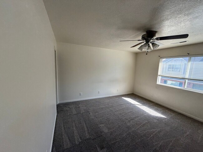 Building Photo - Stunning Townhome!