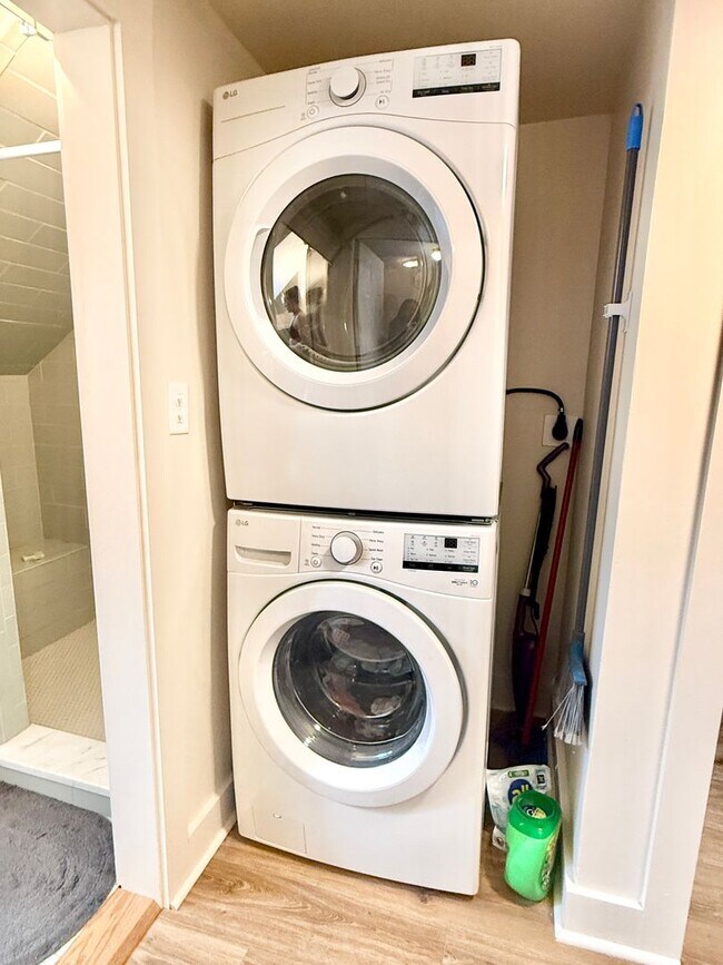 Building Photo - All Inclusive West End Condo-Fully Furnished with Parking!