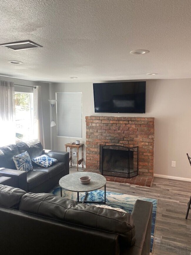 Building Photo - WRIGHTWOOD HOME