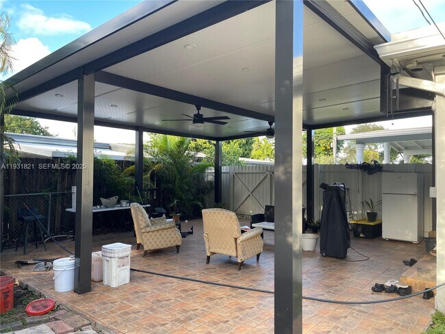 Building Photo - 10840 Westwood Lake Dr