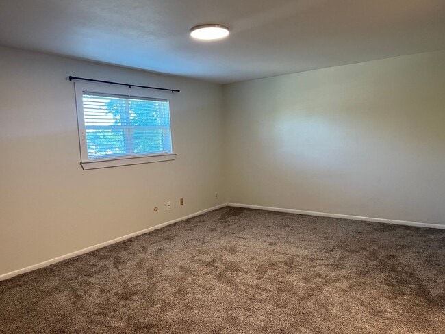 Building Photo - 2 Bed 3 Bath Townhouse on the golf course!