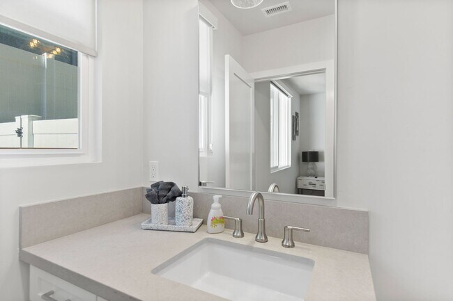 Building Photo - Carlsbad Townhome - 2 Blocks to the beach