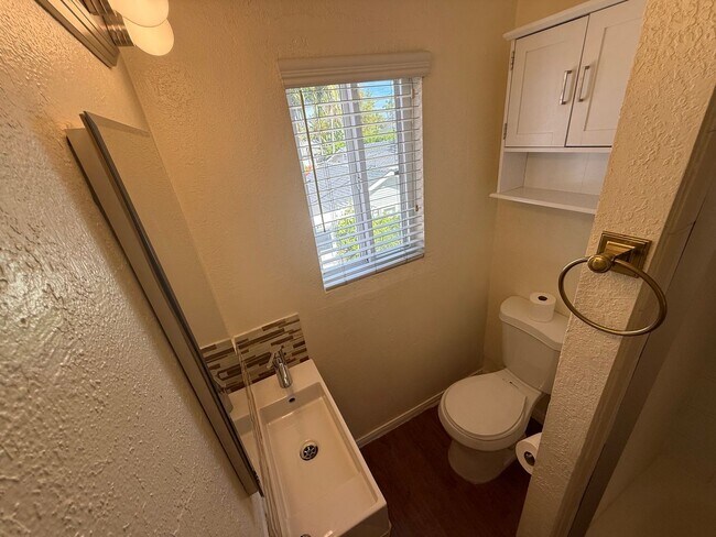 Building Photo - Kensington_Upper level Spacious 1Bed 1Bath reserved parking