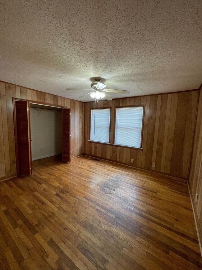Building Photo - 3137 Lake Forest Dr