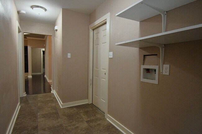 Building Photo - Lovely 4 Bedroom 2 Bath in Flint!