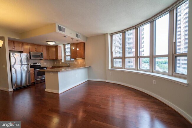 Building Photo - 888 N Quincy St