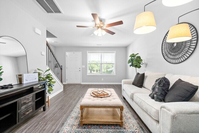 Building Photo - 2 Bedroom Condo For Rent Near Madison Street!