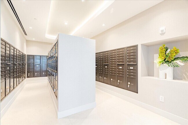 Building Photo - 700 NE 24th St