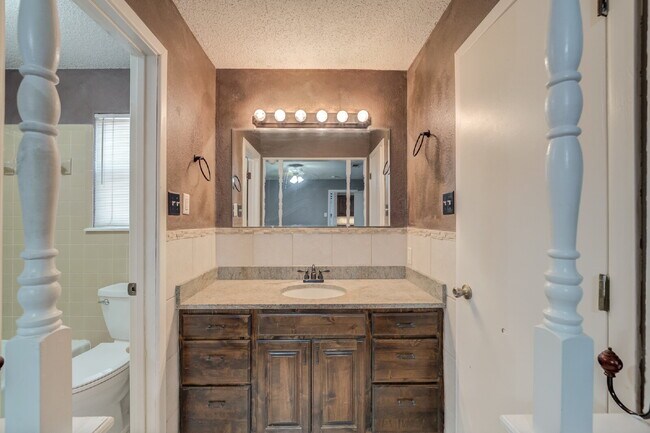 Building Photo - Spacious 3 bed 2 bath with Large Bonus Room!!