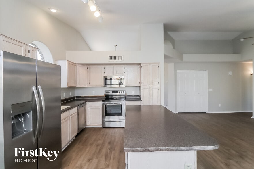 Building Photo - 1214 E Grovers Ave