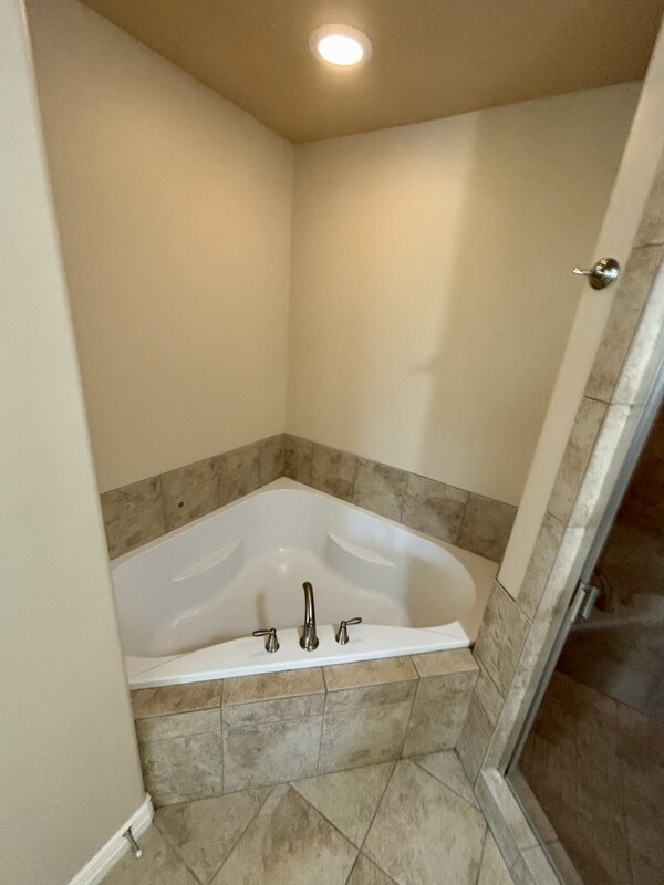 Building Photo - 215 1135 S