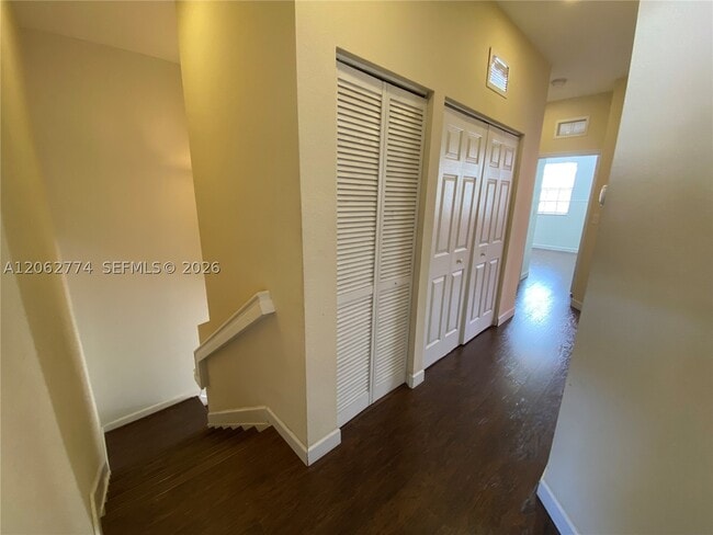 Building Photo - 343 NE 37th Terrace