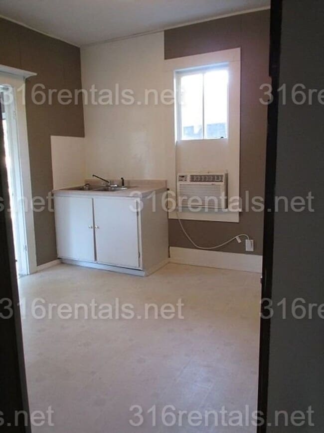 Building Photo - $849 - 3 bed 1 bath - Single Family Home