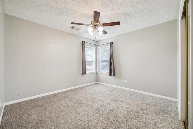 Building Photo - 3613 Lazy Spring Dr
