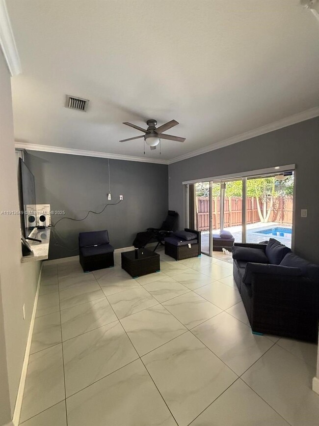 Building Photo - 239 SE 31st Terrace