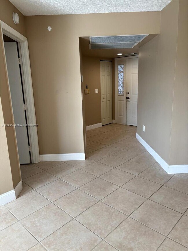 Building Photo - 2633 SE 20th Ct