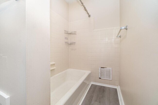 Building Photo - 602 W Louther St