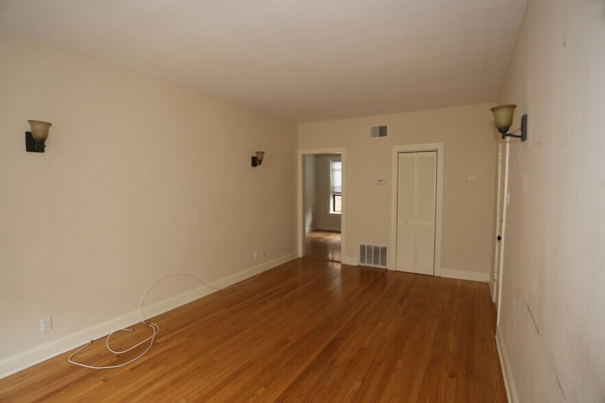 Building Photo - 4045 N Ashland Ave