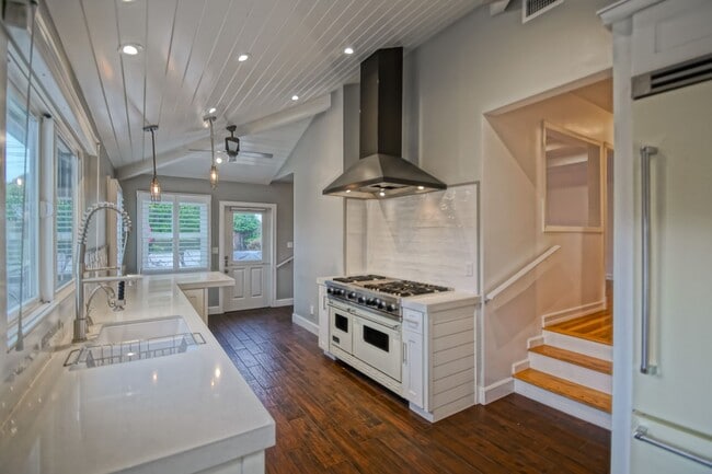Building Photo - BEAUTIFULLY REMODELED, BRIGHT & AIRY HILLS...