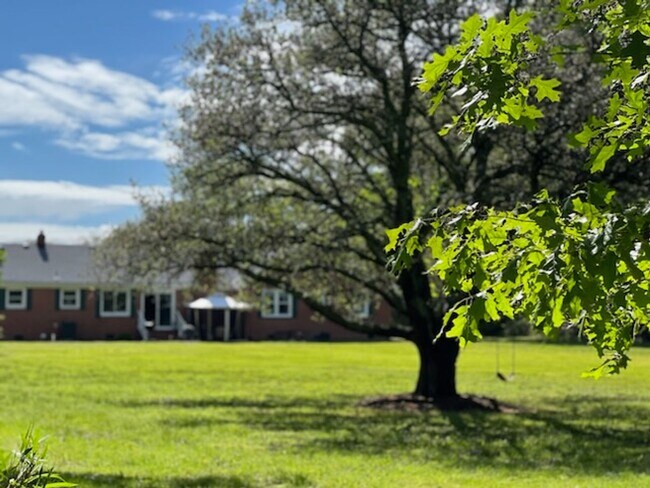 Building Photo - Beautiful Home with a Country Setting