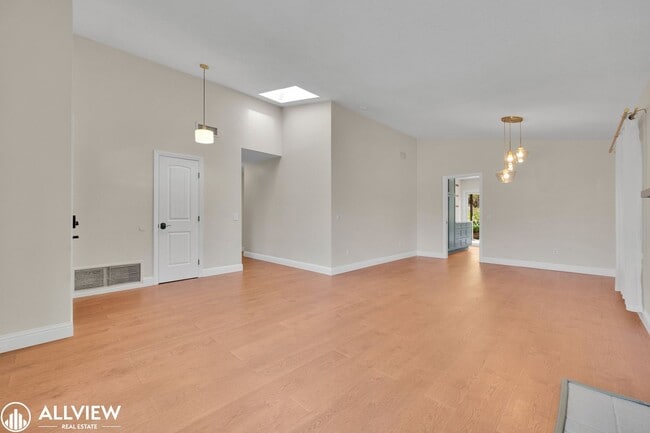 Building Photo - Gated Cimarron 3 Bed/ 2 Bath Home with Garage & Community Amenities