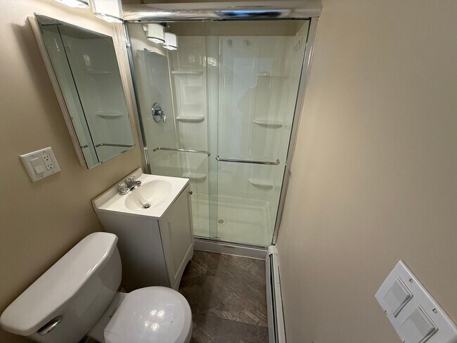 Building Photo - Mint 2 Bed/2 Bath Single-Family Home in Howard Beach!