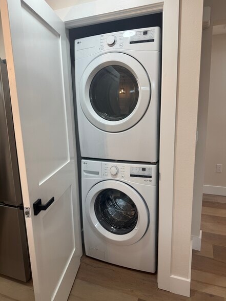 Wash & Dryer - 925 24th Ave N