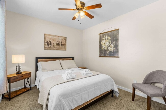 Building Photo - Charming & centrally located- Avail October 1st thru May 31st.