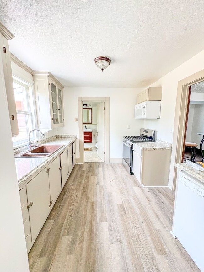 Building Photo - 3 bed 2 bath Home with Fenced Yard