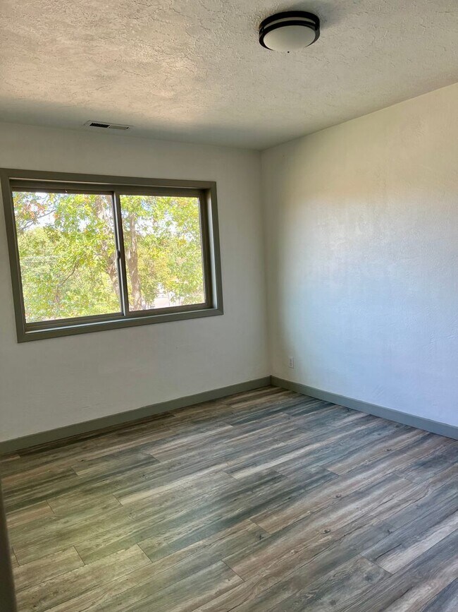 Building Photo - 3 Bedroom Plus Office, 2.5 Bath Located in...