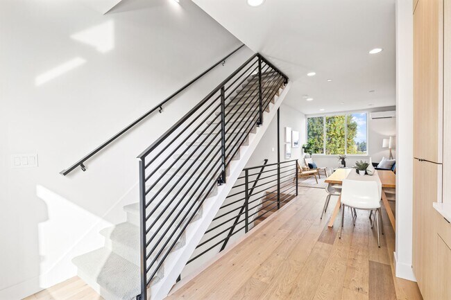 Building Photo - Wallingford Townhome