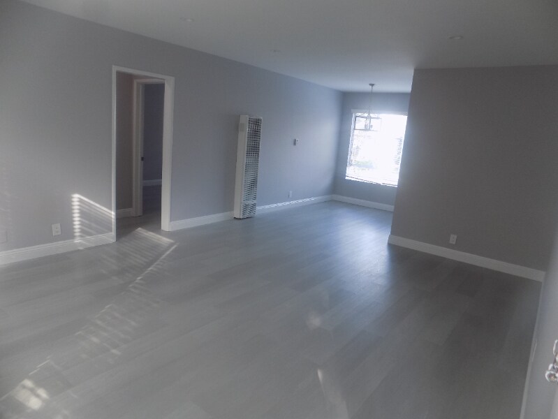 Building Photo - 646 S Barrington Ave
