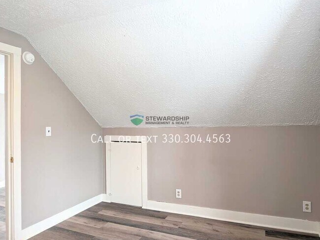 Building Photo - 133 Catherine St