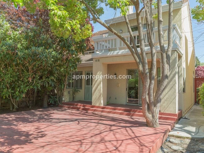 Building Photo - Extraordinary 3 Bedroom, 3 bath Canyon Lakes Golf Course Home!