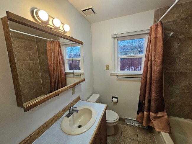 Building Photo - Four Bedroom House Across from Rose Park