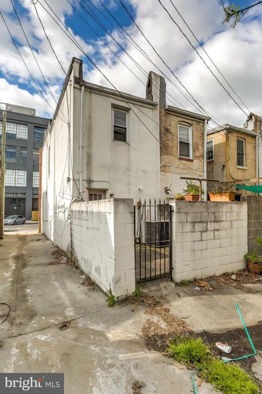 Building Photo - 2418 Hudson St