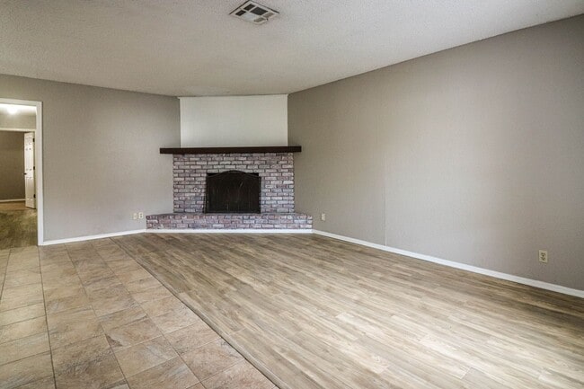 Building Photo - Cozy & Updated