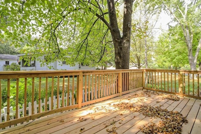 Building Photo - 835 Niagara Ln N