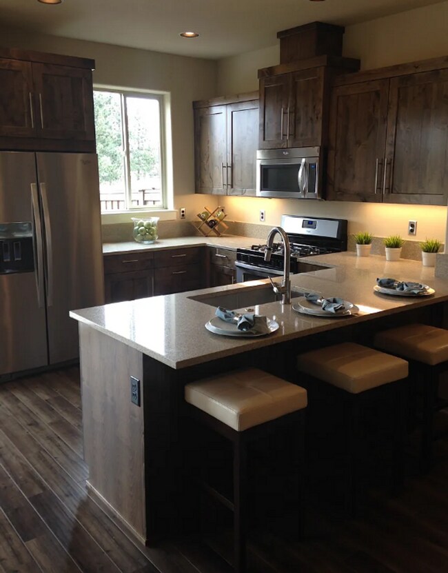 Building Photo - Beautiful 3 Bed/2.5 Bath Townhome in Great Location - Vail Lane