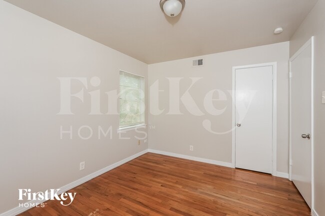 Building Photo - 619 S Alexander Ave